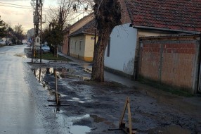 Blato i voda na putu do škole (ugao ulica Lajoša Joa I Rokuša Šimokovića)