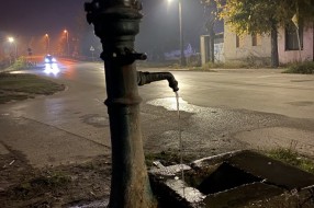 Iz javne česme kod Majšanskog mosta mesecima curi voda