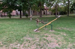 Smeće na drvenom igralištu u Malom Radanovcu