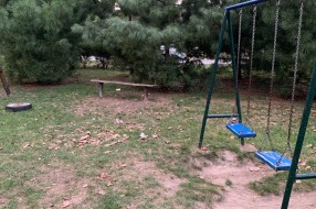 Smeće na drvenom igralištu u Malom Radanovcu