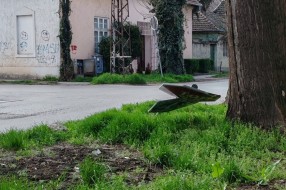 Srušen saobraćajni znak "STOP" na raskrsnici Prvomajske i Mirka Bogovića
