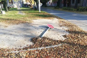 Srušen STOP znak na uglu ulica Laze Mamužića i Mažuranićeve