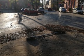 Srušen STOP znak na uglu ulica Laze Mamužića i Mažuranićeve