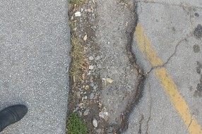 Neravnine i rupe na trotoaru na uglu ulica Đure Đakovića I Branislava Nušica