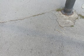 Neravnine i rupe na trotoaru na uglu ulica Đure Đakovića I Branislava Nušica
