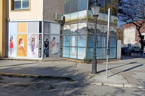 Neravnine i rupe na trotoaru na uglu ulica Đure Đakovića I Branislava Nušica