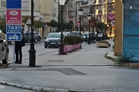 Neravnine i rupe na trotoaru na uglu ulica Đure Đakovića I Branislava Nušica