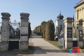Zaključan toalet na Bajskom groblju