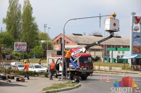 Uslovno zeleno na Palićkom putu (skretanje prema Lidlu iz grada)