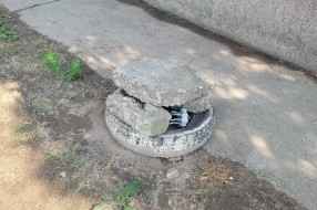 Oštećen telefonski i kablovski stub (Uica Lasla Gala)