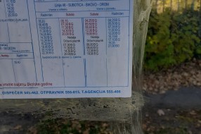 Neuredno lepljenje reda vožnje na autobuskim stajalištima