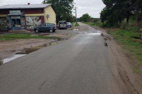 Katastrofalna situacija sa lokalnim putem i centrom naselja (Gornji Tavankut)