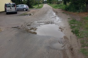 Katastrofalna situacija sa lokalnim putem i centrom naselja (Gornji Tavankut)