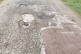 Katastrofalna situacija sa lokalnim putem i centrom naselja (Gornji Tavankut)