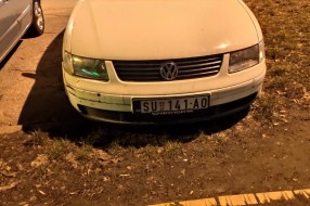 Automobil u ulici Nade Dimić parkiran / napušten već godinu dana