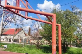 Napuknuta konstrukcija koša na igralištu kod "Nirvane"