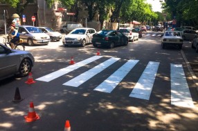 Farbanje pešačkih prelaza - zastoj u saobraćaju