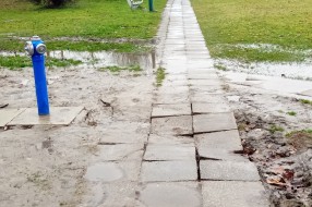 Staza za šetače kod sportskih terena zbog vode u jednom delu u vrlo lošem stanju