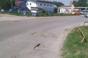 Oštećenje kolovoza u Velebitskoj ulici