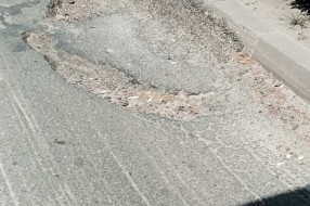 Udarna rupa na Beogradskom putu, preko puta Kerske crkve