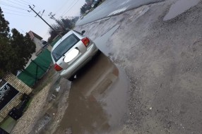 Ogromna rupa pored puta (Put Edvarda Kardelja)