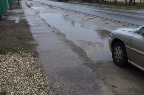 Ogromna rupa pored puta (Put Edvarda Kardelja)