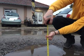 Ogromna rupa pored puta (Put Edvarda Kardelja)