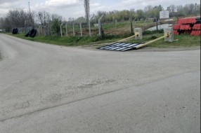 Srušila se info tabla na uglu Zorkine i Balzakove ulice