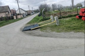 Srušila se info tabla na uglu Zorkine i Balzakove ulice
