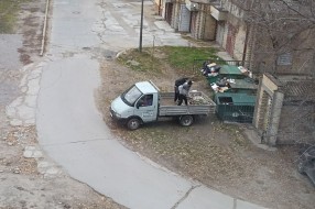 Bahato! Istovaraju građevinski šut u kontejner za kućni otpad