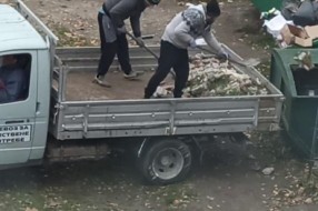 Bahato! Istovaraju građevinski šut u kontejner za kućni otpad