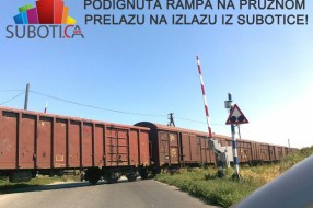 Podignuta rampa, a voz prolazi! na izlazu iz Subotice
