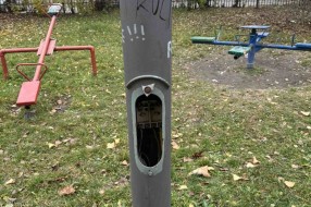 Sklonjen zaštitni poklopac na banderi rasvete na igralištu u Teslinom naselju