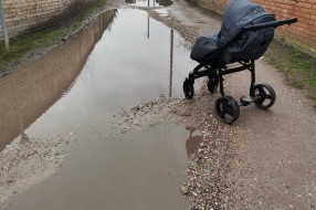 Zlatiborska ulica prepuna rupa, nakon kiše i vode