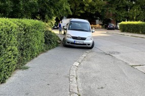 Bahato parkiranje po trotoarima u Kertvarošu