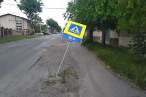 Saobraćajni znak na Karađorđevom putu nakrivljen prema biciklističkoj stazi