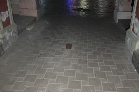 Neosvetljen metalni stub u pasažu Vojnić palate
