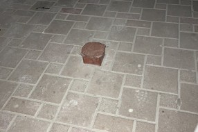 Neosvetljen metalni stub u pasažu Vojnić palate