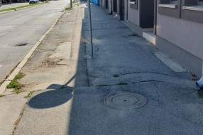 Saobraćajni znak na sred trotoara