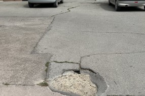 Rupe u betonu ispred zgrade na Radijalcu
