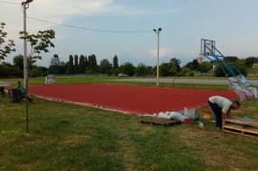Skraćivanje grana iznad košarkaškog terena u Dudovoj šumi