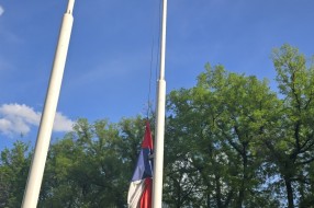 Pala zastava kod tornja na Paliću