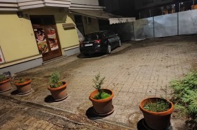 Urušavanje trotoara u centru grada zbog nepropisnog parkiranja