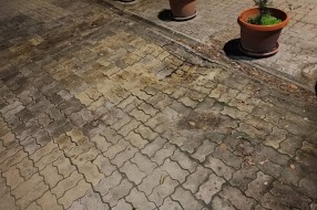 Urušavanje trotoara u centru grada zbog nepropisnog parkiranja