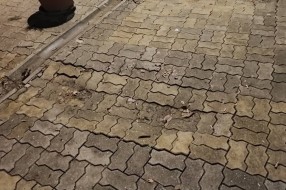 Urušavanje trotoara u centru grada zbog nepropisnog parkiranja