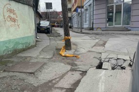 Urušen asfalt na uglu ulica Subote Vrlića i Celovačke