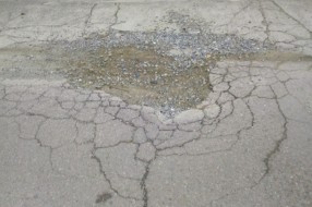 Ostećen asfalt u Bregalničkoj ulici