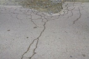 Ostećen asfalt u Bregalničkoj ulici