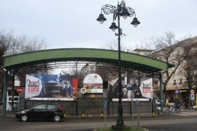 Saobraćajni znak ispred Mlečne pijace okrenut u suprotnom smeru