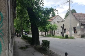 Izlaz iz Celovečke ulice, nepregledan i nebezbedan!
